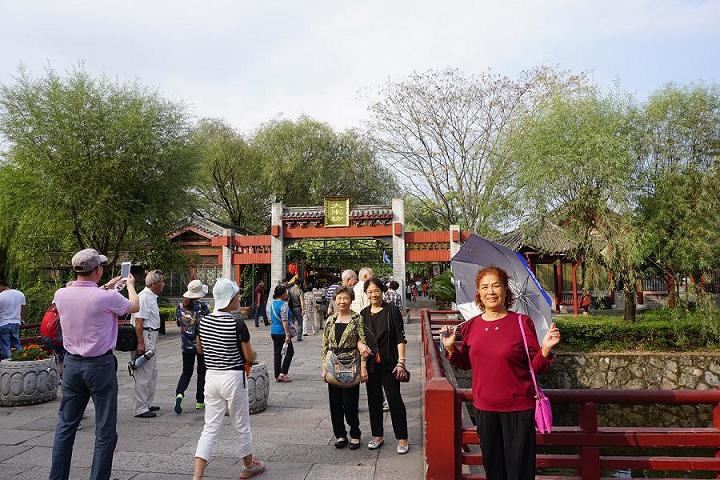 集團(tuán)公司老干部重陽節(jié)橫店行