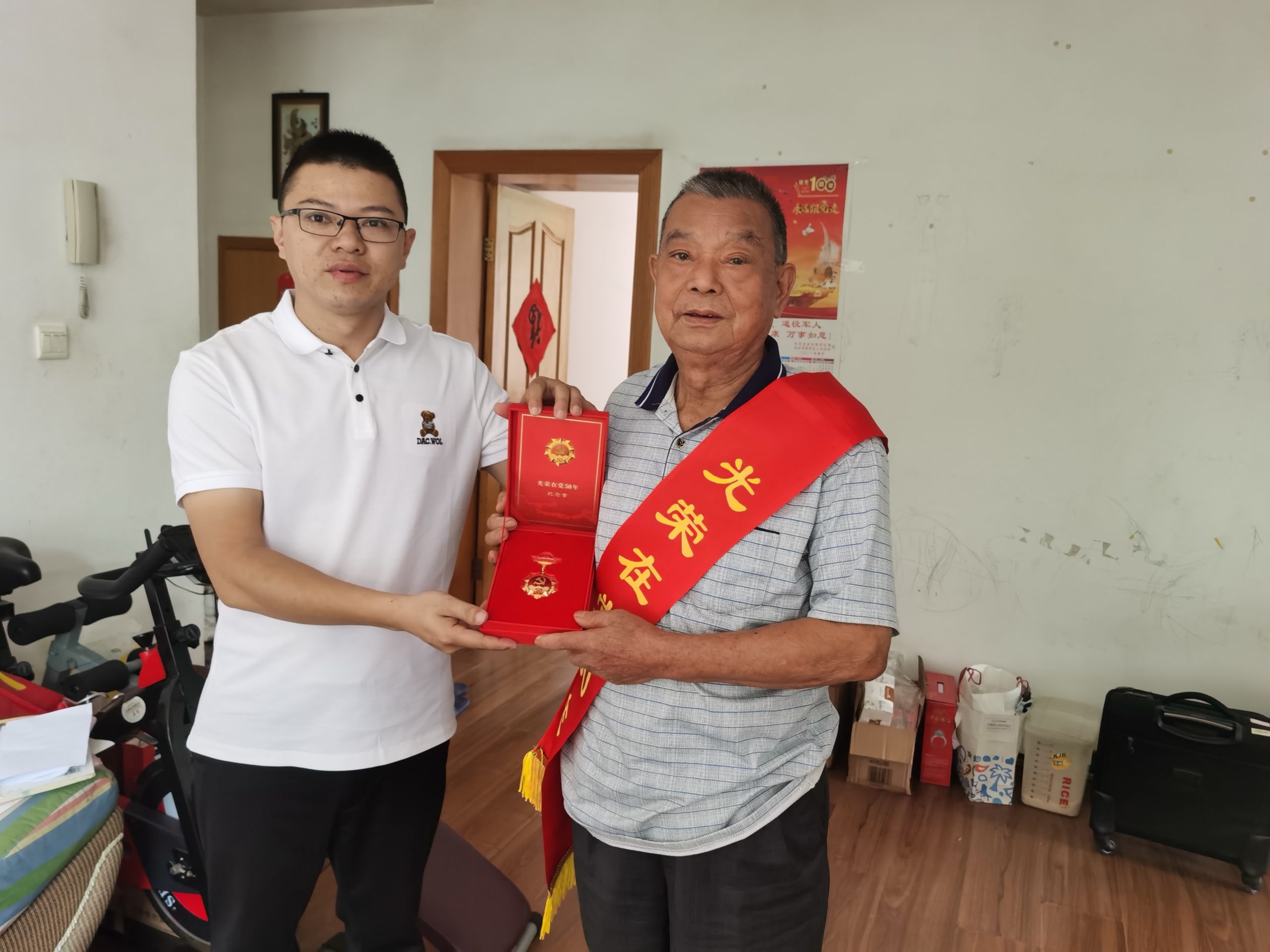 集團公司開展“光榮在黨50年”紀(jì)念章頒發(fā)暨七一走訪慰問活動