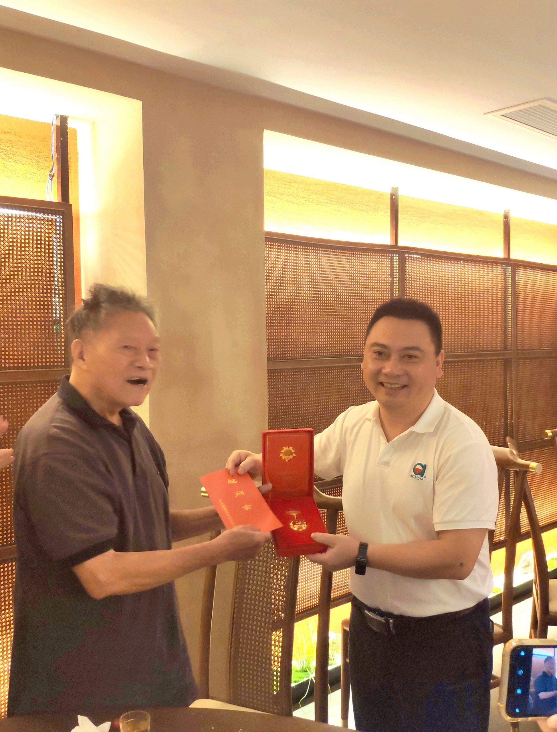 集團公司開展“光榮在黨50年”紀(jì)念章頒發(fā)暨七一走訪慰問活動