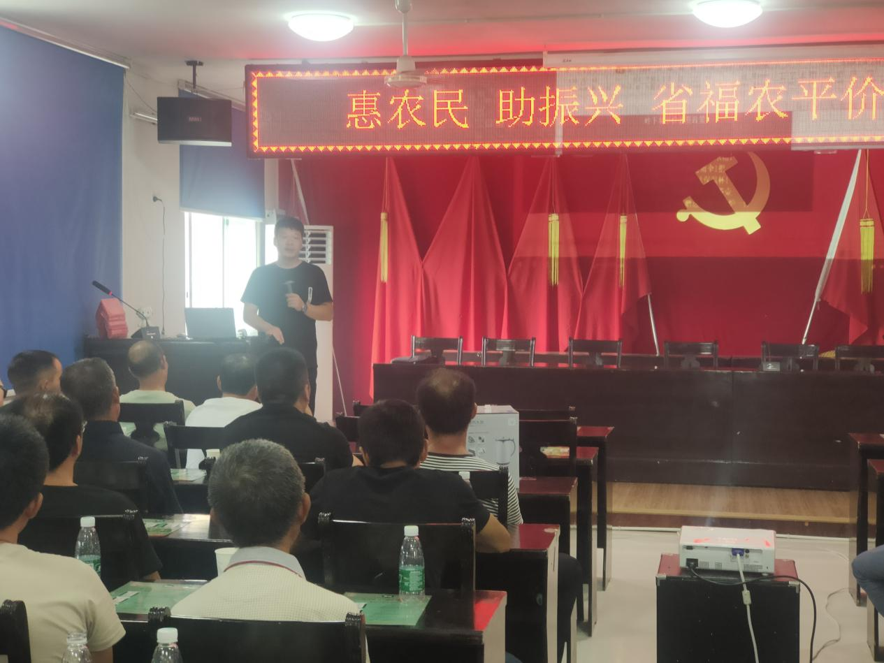 集團(tuán)公司幫扶小組在嶺下鄉(xiāng)開展平價(jià)農(nóng)資下鄉(xiāng)活動(dòng)