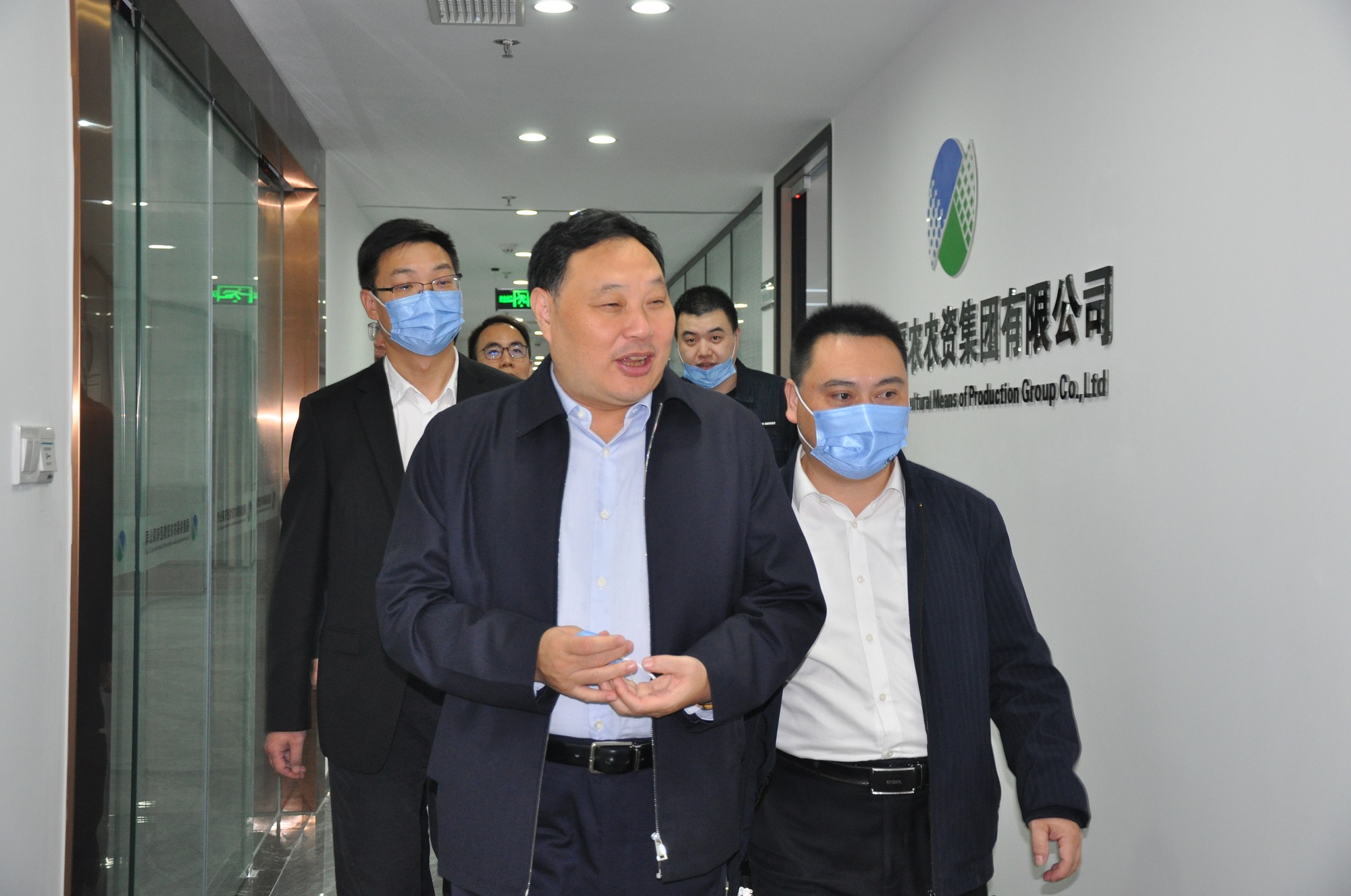 張作興書記看望慰問集團本部干部職工