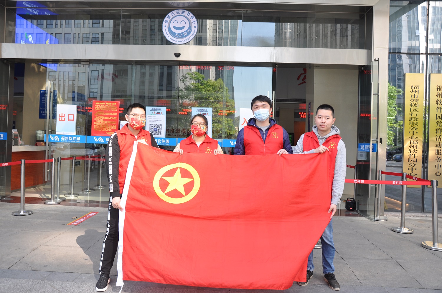 集團(tuán)公司組織團(tuán)員志愿者參加園區(qū)疫情防控值勤