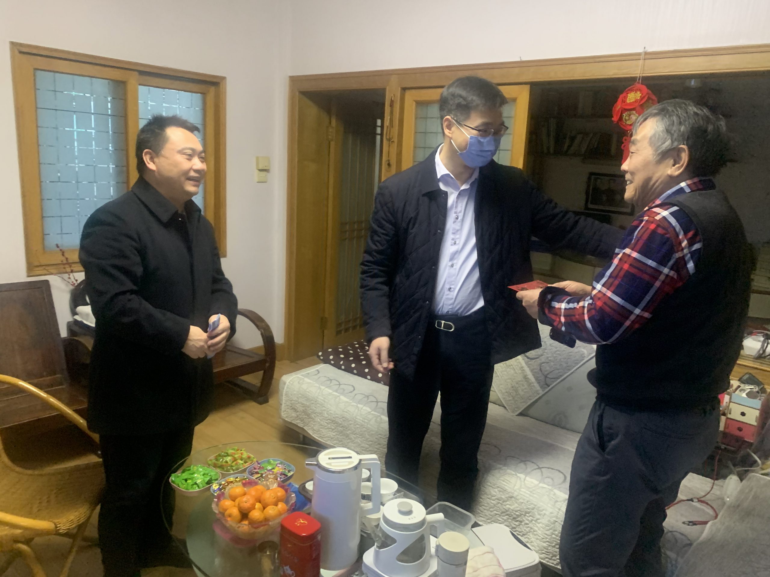 集團公司開展春節(jié)走訪慰問老干部活動